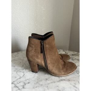 Cole Haan Suede Stacked Heel Booties Size 8.5 Side Zippers Vibram Soles Boots
